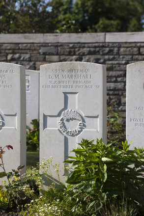Headstone of Rifleman David Miller Marshall (53376). Menin Road South Military Cemetery, Ieper, West-Vlaanderen, Belgium. New Zealand War Graves Trust (BECR0817). CC BY-NC-ND 4.0.